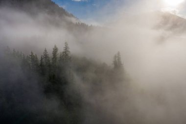 İHA 'mı Washington' un merkezindeki güzel sisli dağların etrafında uçurup Leavenworth 'a doğru yol alıyorum..