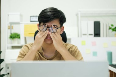 Hüsrana uğramış, sıradan kıyafetler giymiş, gözleri kapalı bir öğrenci...