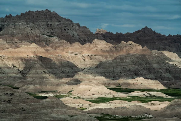 Güneş ışığı, Çorak Topraklar Ulusal Parkı 'nın tepelerini ve uçurumlarını kapladı..