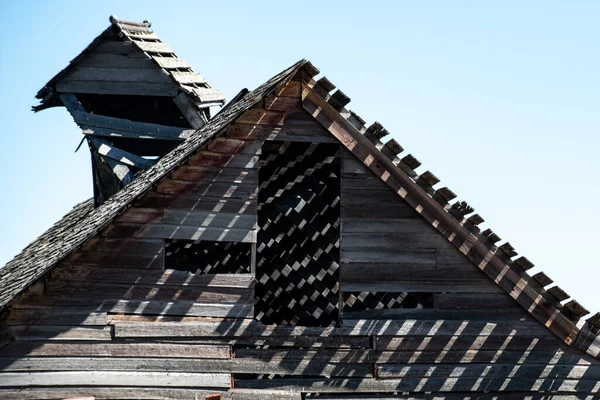 Des Planches Dilatées Projettent Longues Ombres Sur Une Grange Oubliée — Photo