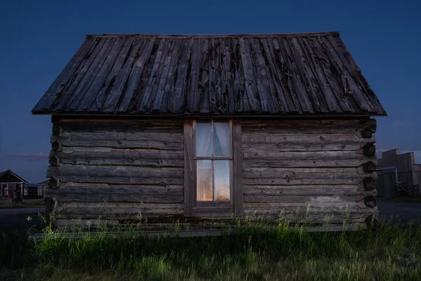 南达科他州的乡间点缀着古老的圆木小木屋 黄昏时还点亮了光彩夺目的彩绘 — 图库照片