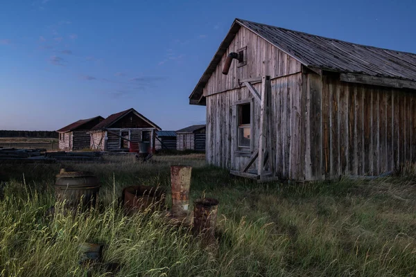 南达科他州的乡间点缀着古老的圆木小木屋 黄昏时还点亮了光彩夺目的彩绘 — 图库照片