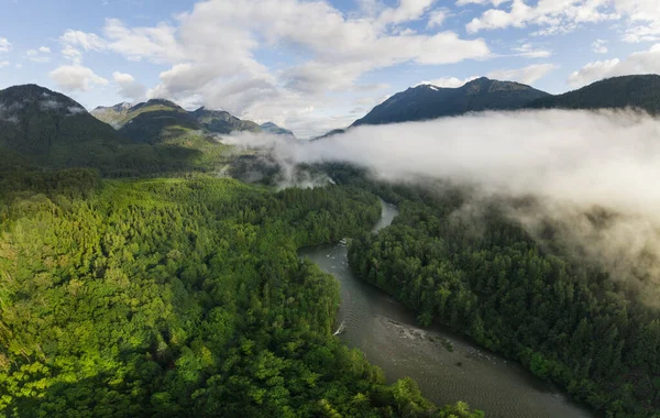 İHA 'mı Washington' un merkezindeki güzel sisli dağların etrafında uçurup Leavenworth 'a doğru yol alıyorum..