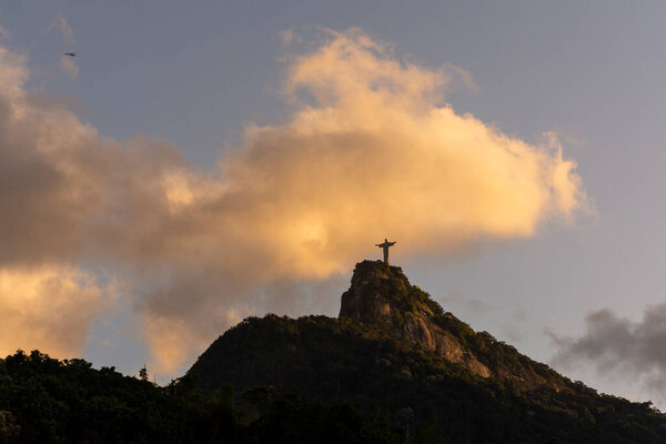 Мбаппе вид на облака над статуей Христа-Искупителя на горе Корковадо, Рио-де-Жанейро, Бразилия