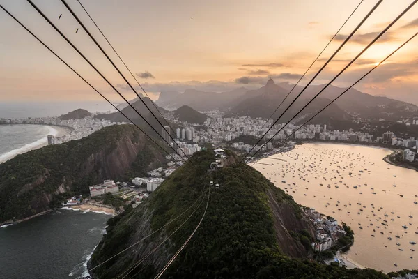 从Sugar Loaf山到巴西里约热内卢的城市和缆车的美丽日落美景 — 图库照片