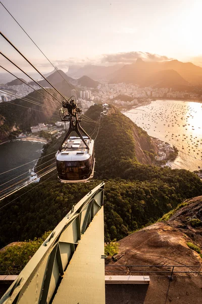 Sugar Loaf Dağı 'ndan Rio de Janeiro, Brezilya' daki şehir ve teleferiğe güzel bir gün batımı manzarası