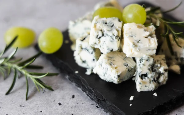 Sliced Blue Cheese Black Stone Tray — стоковое фото
