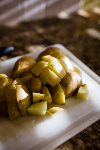 Close Chopped Potatoes Cutting Board Kitchen San Diego — стоковое фото