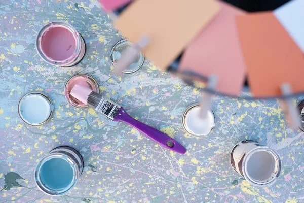 Pastel boya, rengarenk kumaşla boyanır.