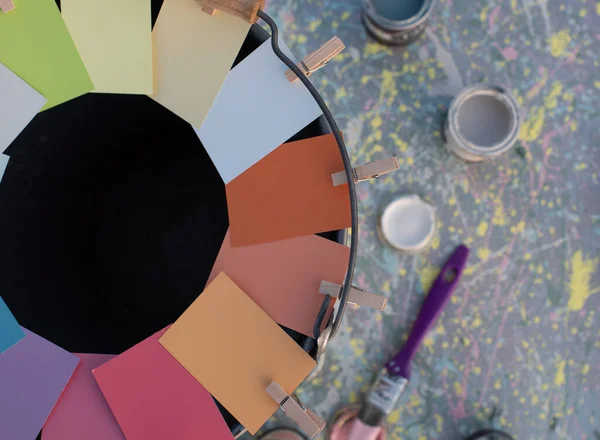 Boya fırçalı bir kovada boya testi kartları