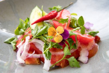 Boyalı mikro yeşille Gürcü sebze salatası