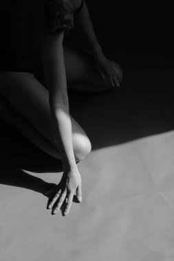 Güzel bir kızın siyah beyaz portresinin ayrıntıları.