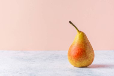 Renkli bir arka planda olgun armut