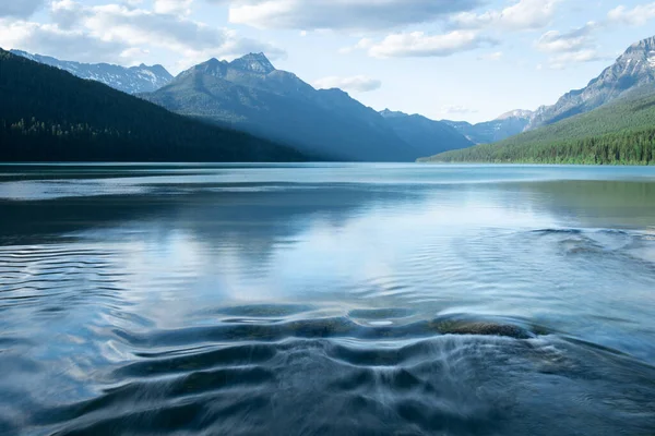 Buzul Ulusal Parkı 'nın inanılmaz dağları Bowman Gölü' nü yansıtıyordu..