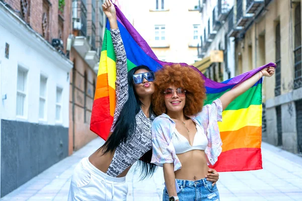 Lesbian Couple Gay Pride Flag — Stock Photo, Image