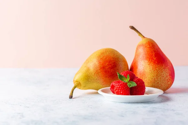 Ripe Pear Raspberry Colored Background — Stockfoto