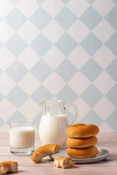 Donuts Plate Milk Glass — Stok fotoğraf