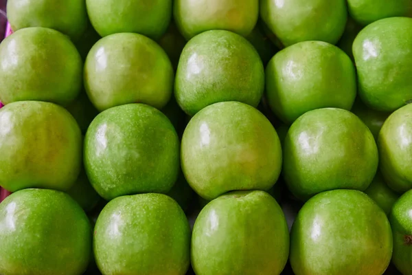 Gröna Äpplen Som Släpps Hylla För Försäljning Marknad — Stockfoto
