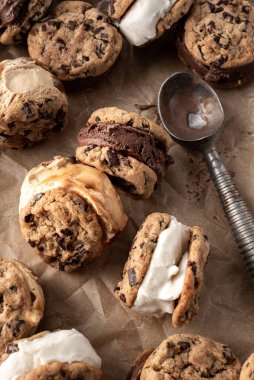 Sadece kepçe dondurmalı sandviç.