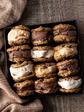 Bir tepsi dondurmalı sandviç.