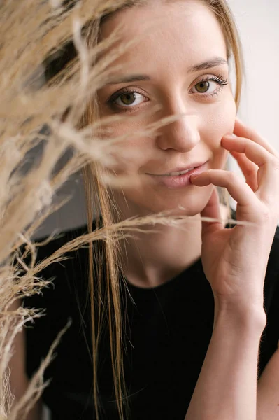 Fechar Retrato Mulher Bonita Atrás Planta Seca — Fotografia de Stock