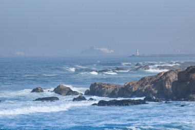 Adanın kıyısındaki deniz feneri