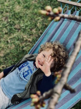 Bahçedeki hamakta bir çocuk