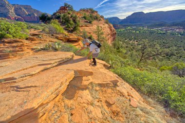 Sedona AZ 'de Mescal Dağı' na tırmanan adam