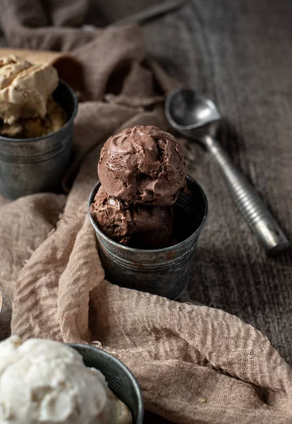 Palline Gelato Alla Vaniglia Cioccolato Caramello — Foto Stock