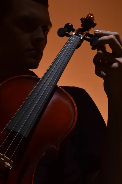 Violino Sendo Afinado Pelo Músico — Fotografia de Stock