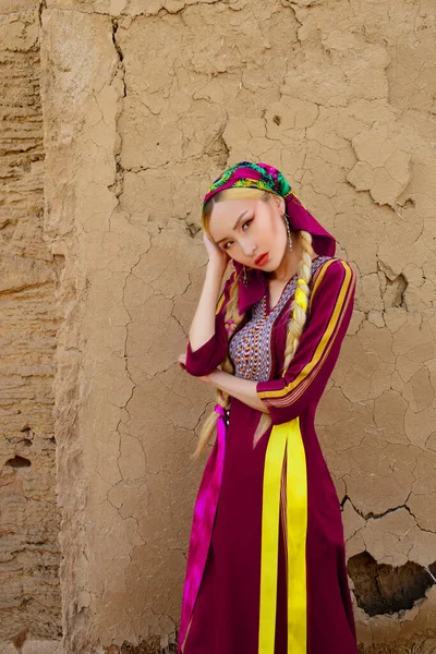 Turkmeńska Dziewczyna Różowej Sukience — Zdjęcie stockowe