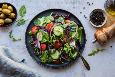 Salata, salata, domates ve salatalık tabağı..