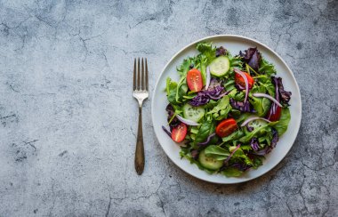 Salata, salata, domates ve salatalık tabağı..