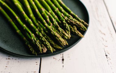 Beyaz masadaki taze kuşkonmaz mızraklarını kapat..