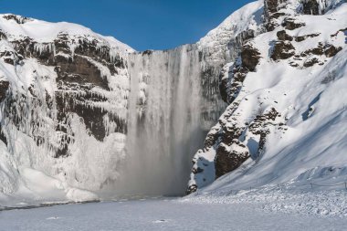İzlanda 'daki Skogafoss şelalesi.