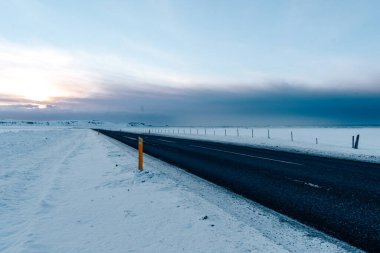 Yol kenarları karla kaplı asfalt yol