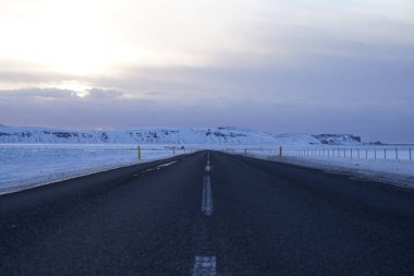 Yol kenarları karla kaplı asfalt yol