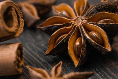 Anise zavigzne ve tarçın birbirlerine yakın dururlar.