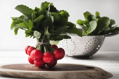 Demet taze yıkanmış turp