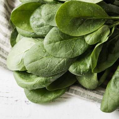 Çamaşır havlusunda taze yıkanmış ıspanak.