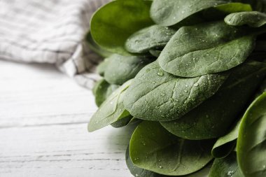 Çamaşır havlusunda taze yıkanmış ıspanak.