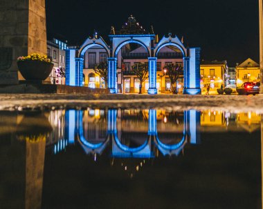 Geceleri şehrin ana tarihi kapısı. Ponte Delgada, Azores, Portekiz.