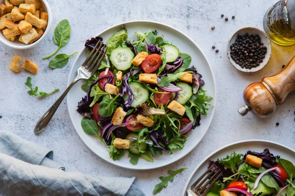 Vista Superior Saladas Com Alface Tomate Pepino Duas Placas — Fotografia de Stock