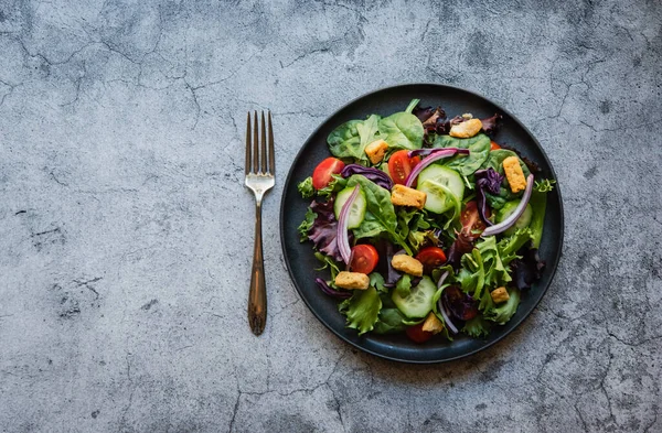 Vista Superior Ensalada Con Lechuga Tomates Pepinos Plato —  Fotos de Stock