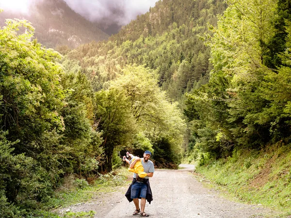 Father Walking His Son Yellow Jacket Ordesa Valley — Stock Photo, Image