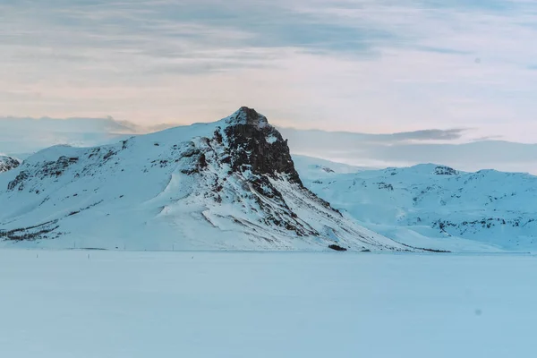 Gran Montaña Cubierta Nieve Detrás Una Explanada —  Fotos de Stock