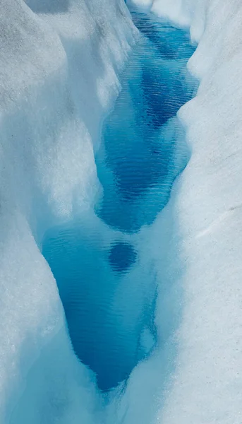 Небольшая Река Течет Леднику Перито Морено — стоковое фото