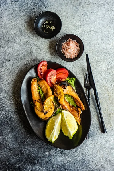 Dîner Sain Avec Steak Truite Grillée Salade Légumes Servis Dans — Photo