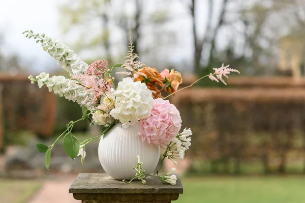 Arrangement Fleurs Printemps Dans Vase Blanc Dans Jardin — Photo
