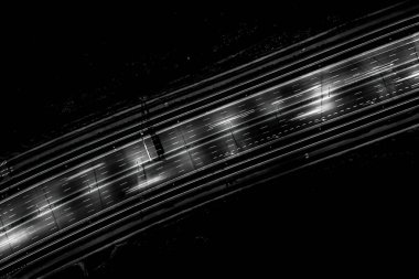 Manzara manzarası mükemmel gece yolu, gece trafiği manzarası. Siyah ve beyaz